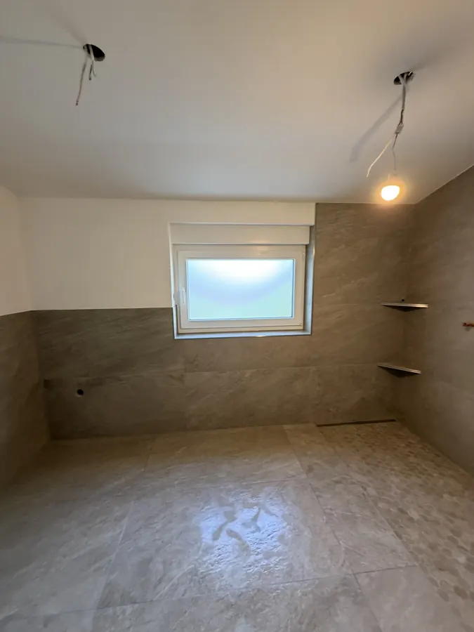 Bodengleiche Dusche mit Duschrinne vor der Sanitärmontage
