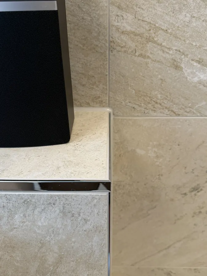 Fliesenkante mit Edelstahlprofil im Detail