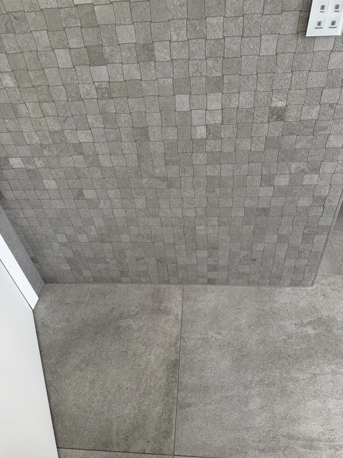 Mosaikfliesen an der Wand, Großformat am Boden