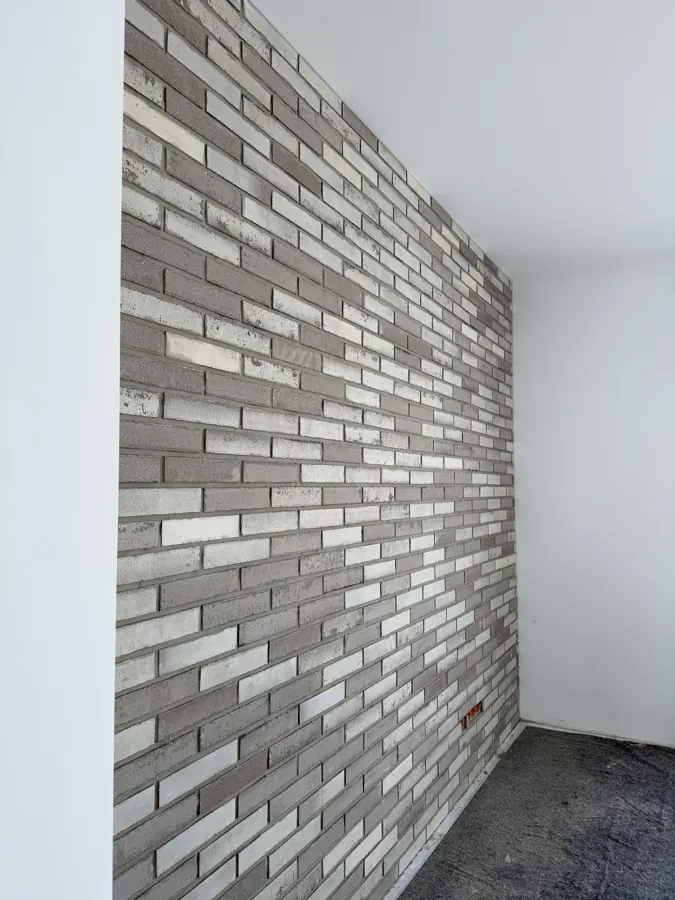 Riemchenwand in Grau und Weiß, seitlich fotografiert