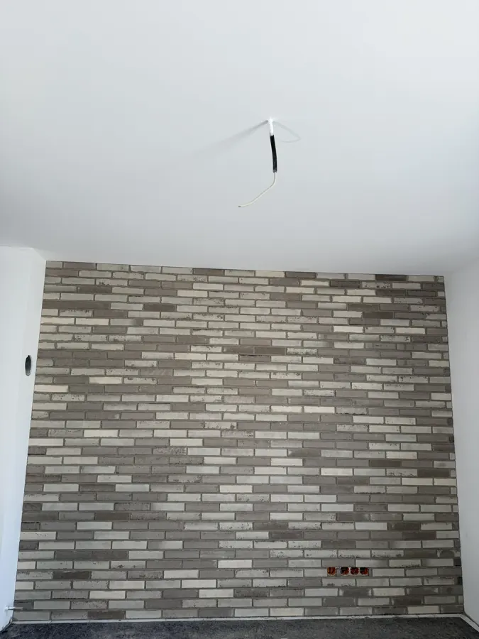 Wand mit Klinker-Riemchen im Wohnraum