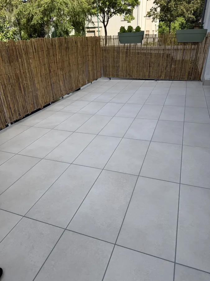 Terrasse mit hellgrauen Feinsteinzeugplatten