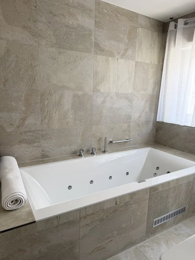 Eingeflieste Badewanne in Natursteinoptik